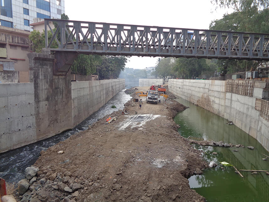 Temporary ramp of soil in the Mithi river at Marol CHS.