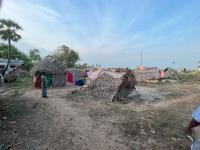 A makeshift house in the Irular community, in Killai village, Cuddalore district, Tamil Nadu. Registered as a scheduled tribe, many Irular families lack adequate land rights and live in makeshift huts, exposing them to social and climate risks. Photo by Vishvak Kannan/WRI India.