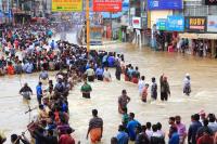 People gather to rescue the affected people from flooded areas of Pathanamthitta in Kerala. Photo by AJP/Shutterstock.