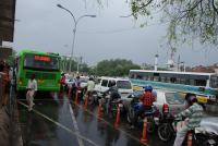 There were many technical reasons why Delhi’s BRT project floundered. For instance, it takes one minute for a bus to slow down and stop, for passengers to alight, and for the bus to then accelerate and leave. Photo Courtesy: EMBARQ/Flickr