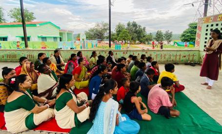 A meeting with the residents of Ruputola Slum in Rourkela to sensitize them to the need for caregiver-friendly public spaces. Photo by Arunima Saha/WRI India. 