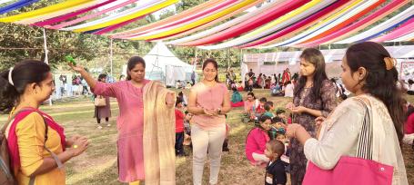 Sensitizing mothers of young children in Pune on responsive caregiving practices. Photo by Yash Siroliya/ WRI India. 