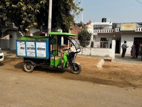 Using battery-operated vehicles for solid waste collection can achieve dual benefits of improving community health and reducing GHG emissions from solid waste dumping. Photo by Vishvak Kannan/WRI India.