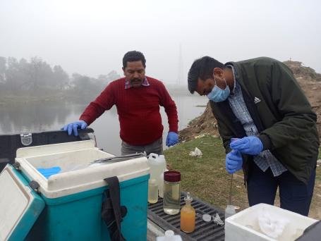Conducting surveys to analyze existing water, soil and terrain conditions of site. Photos by Vaibhav Ahuja/WRI India.