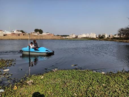 Conducting surveys to analyze existing water, soil and terrain conditions of site.  Photos by Vaibhav Ahuja/WRI India.