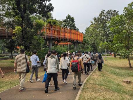 City representatives attending the UrbanShift City Academy in Jakarta visit the Tebet Eco Park in August 2024. Photo by John-Rob Pool/WRI.