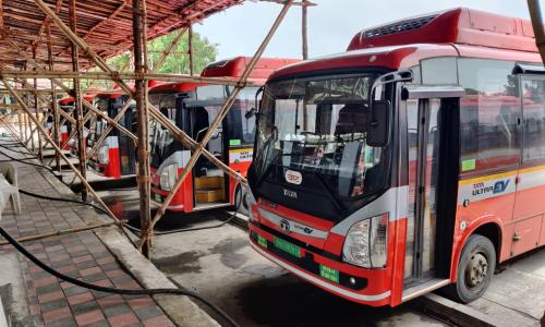 Electric buses charging at a depot in Mumbai. Photo by Yash Pratap Singh/WRI India.