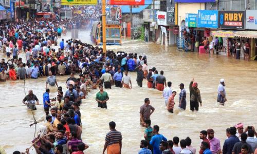 People gather to rescue the affected people from flooded areas of Pathanamthitta in Kerala. Photo by AJP/Shutterstock.