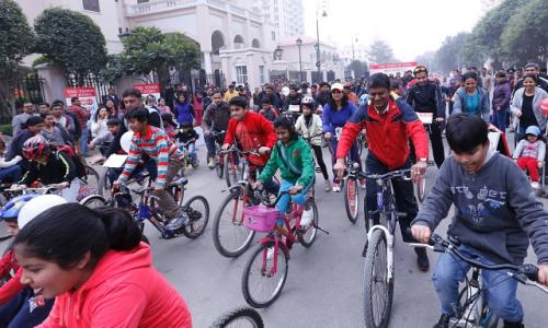 Raahgiri Day demonstrates the power that can be derived from people-oriented streets and cities. This event, which started as a small idea, has transformed cities across India. Gurugram, India, March 2014. Photo by Raahgiri Team Gurugram