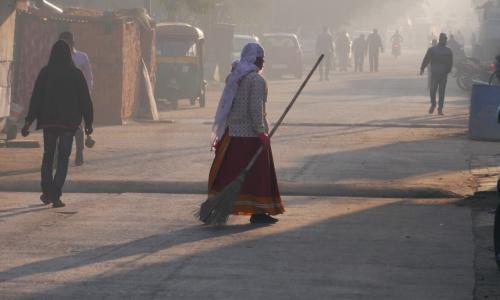 Road sweeping during a hazy winter morning. Photo by Sanjar Ali/WRI India