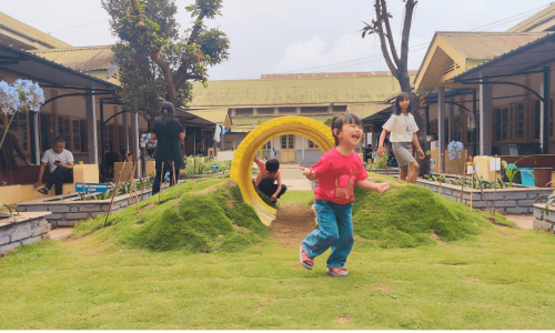 Kohima’s Naga Hospital recently transformed its courtyard into a playful area, for infants, toddlers and caregivers, with multi-height seating areas at the periphery. Photo credit: Sudipto Barua/WRI India